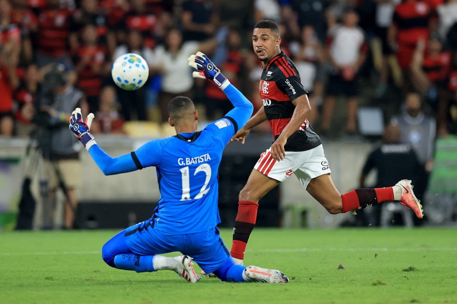 Flamengo x Botafogo faz Globo disparar audiência do Brasileirão no Rio Samuel Lino finaliza por cobertura contra Gabriel Batista em Flamengo x Botafogo