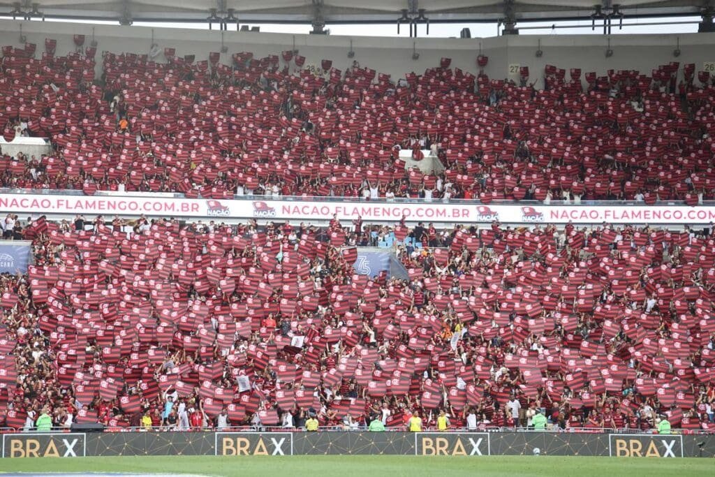 Torcida do Flamengo faz festa segurando miniaturas do escudo do clube nas arquibancadas do Maracanã