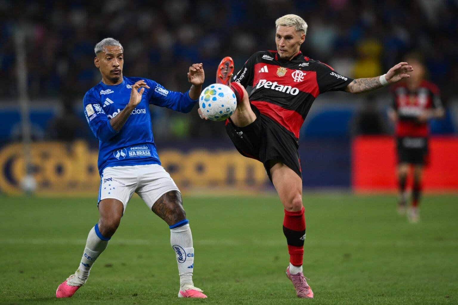 Varela disputa a bola com Matheus Pereira durante Cruzeiro x Flamengo