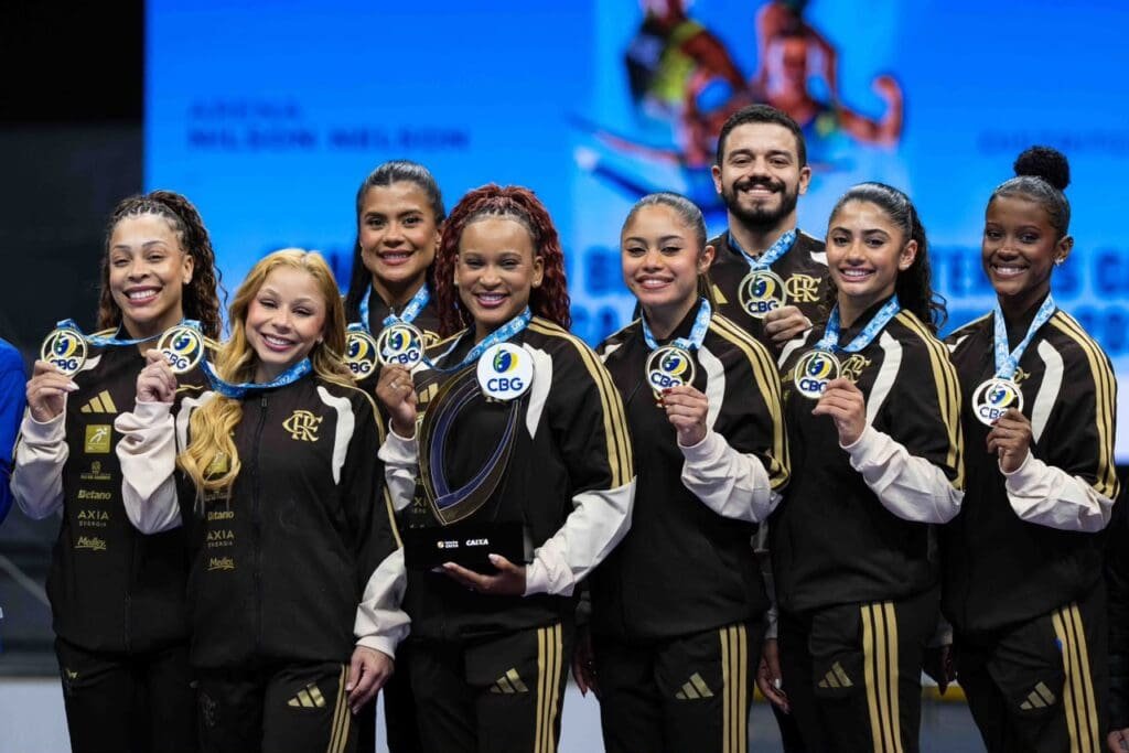 Flávia Saraiva, Lorrane Oliveira, Rebeca Andrade e jovens ginastas do Flamengo com a medalha de ouro do Brasileiro de Ginástica