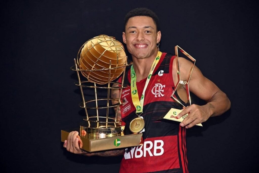 Yago Mateus: títulos, carreira e história do ídolo do FlaBasquete Yago Mateus, astro do FlaBasquete, com a taça de campeão do NBB