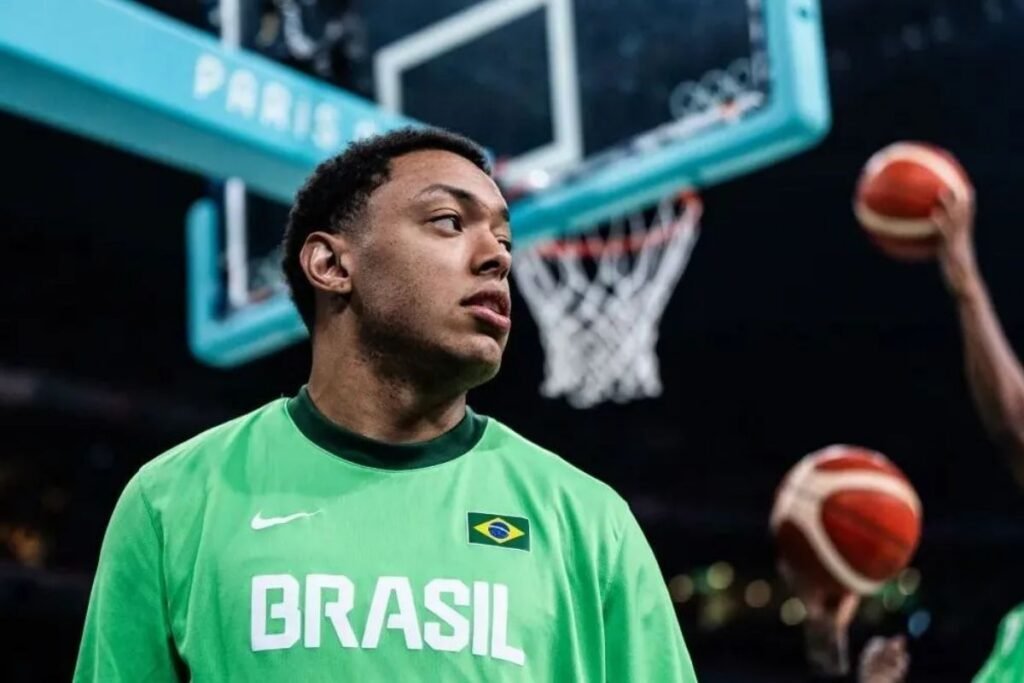 Yago Mateus, craque do Flamengo, com uniforme do Brasil/CBB