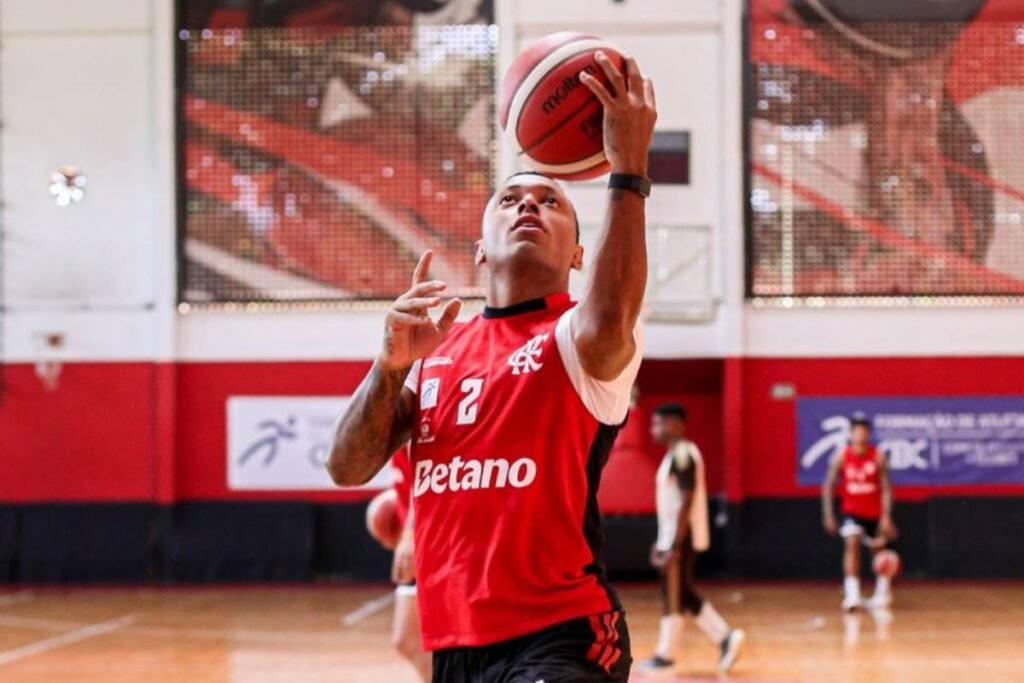 Yago em treino pelo FlaBasquete antes da volta do NBB