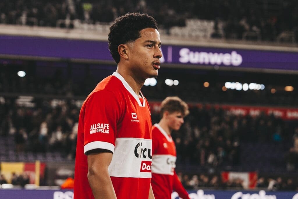 Anthony Valencia fica fora de jogo e se aproxima do Flamengo Anthony Valencia, que negocia com o Flamengo, anda em campo durante jogo do Royal Antwerp