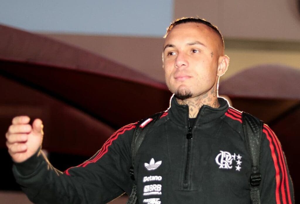 Flamengo volta a preterir base e Cebolinha recebe boa notícia para clássico contra Botafogo Cebolinha no embarque do Flamengo