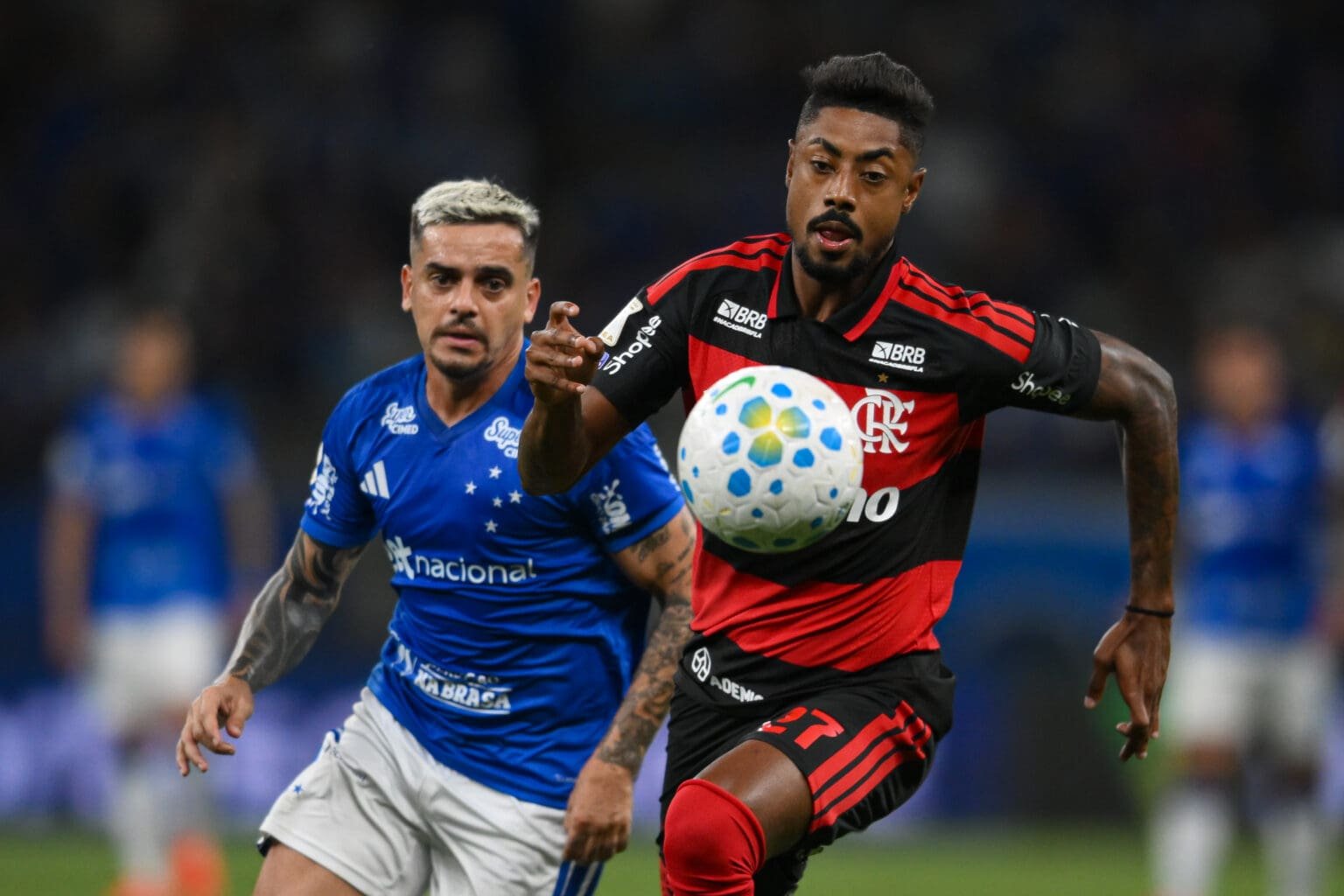 Bruno Henrique em dividida com Fágner durante Cruzeiro x Flamengo