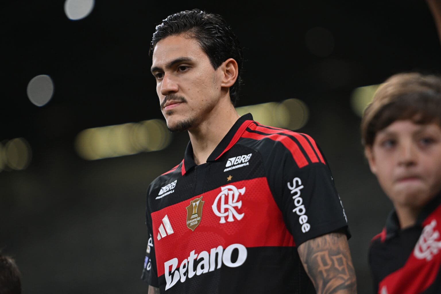 Pedro entrando em campo pelo Flamengo