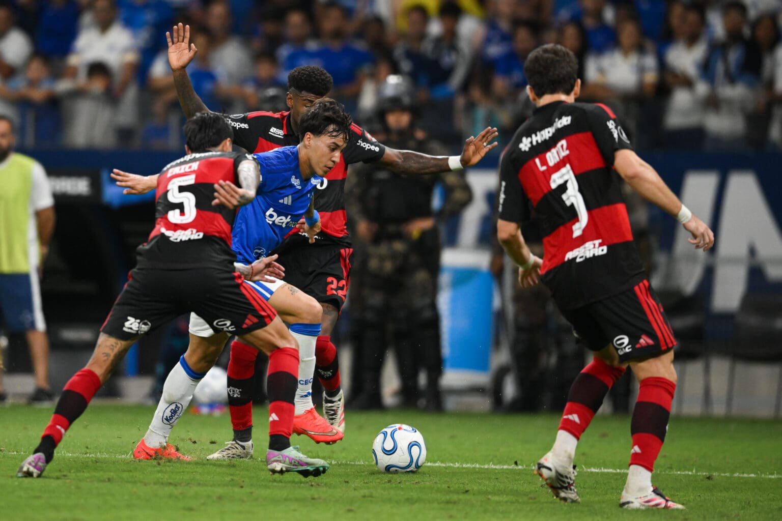 Jogadores do Flamengo marcando Kaio Jorge na Libertadores