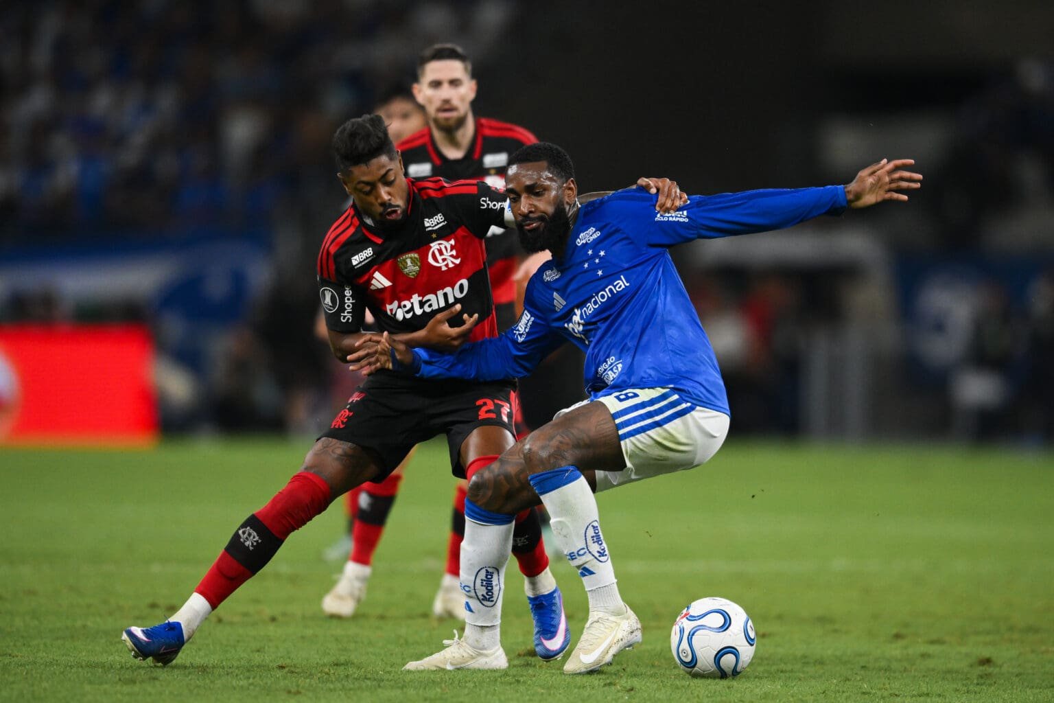 Além da classificação, Flamengo x Cruzeiro vale premiação milionária na Libertadores Bruno Henrique e Gerson durante Flamengo x Cruzeiro