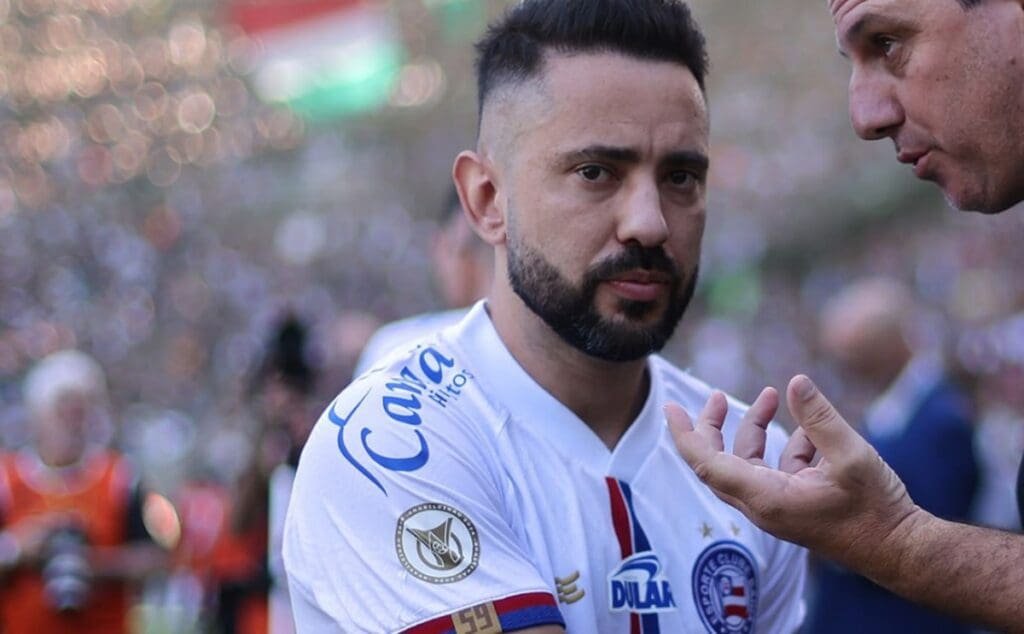 Família de Everton Ribeiro vê com bons olhos despedida no Flamengo everton ribeiro em jogo bahia meia foi ídolo do flamengo