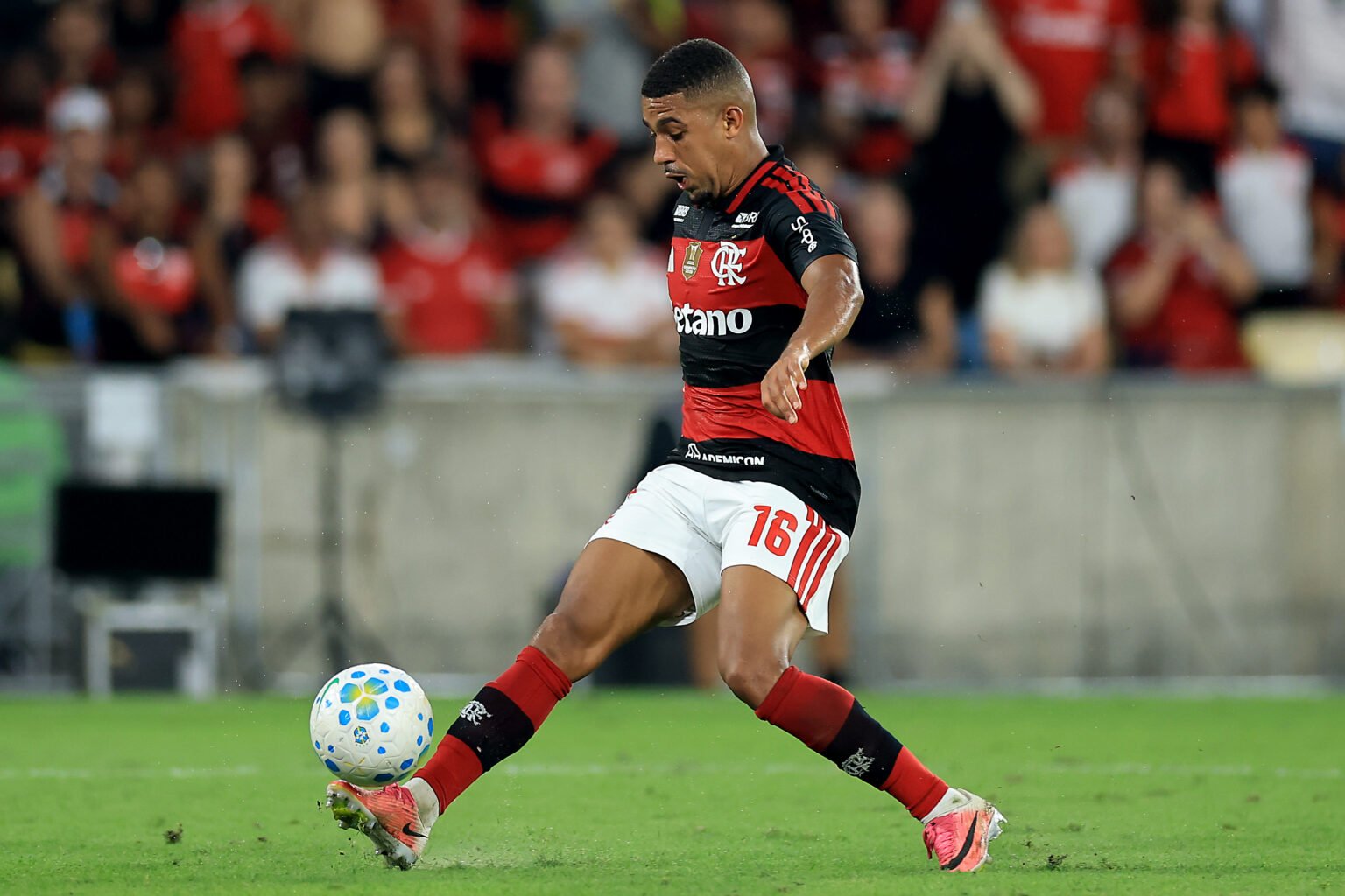 Adaptou! Samuel Lino chega a sua temporada com mais participações diretas em gols Samuel Lino marca golaço contra o Botafogo