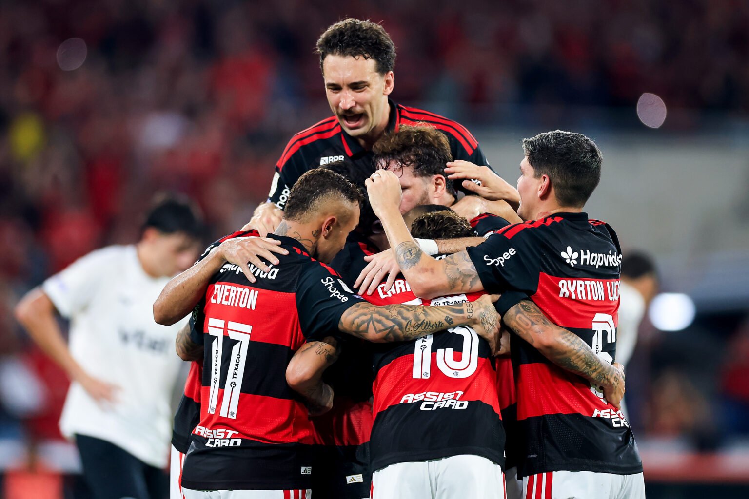 Time do Flamengo comemora gol pelo Brasileirão
