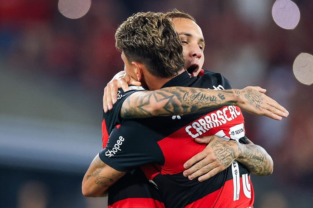 Carrascal comemora gol pelo Flamengo sobre o Botafogo no Brasileirão