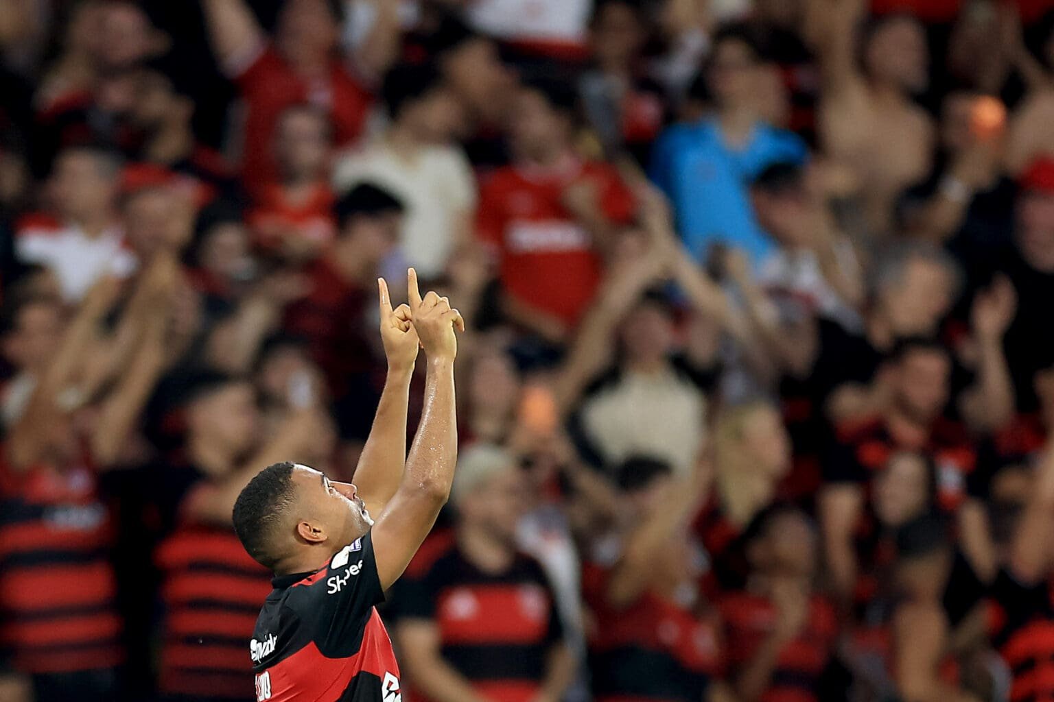 Melhor do campeonato? Samuel Lino tem melhor média do Brasileirão no Sofascore Samuel Lino aponta aos céus comemorando gol pelo Flamengo