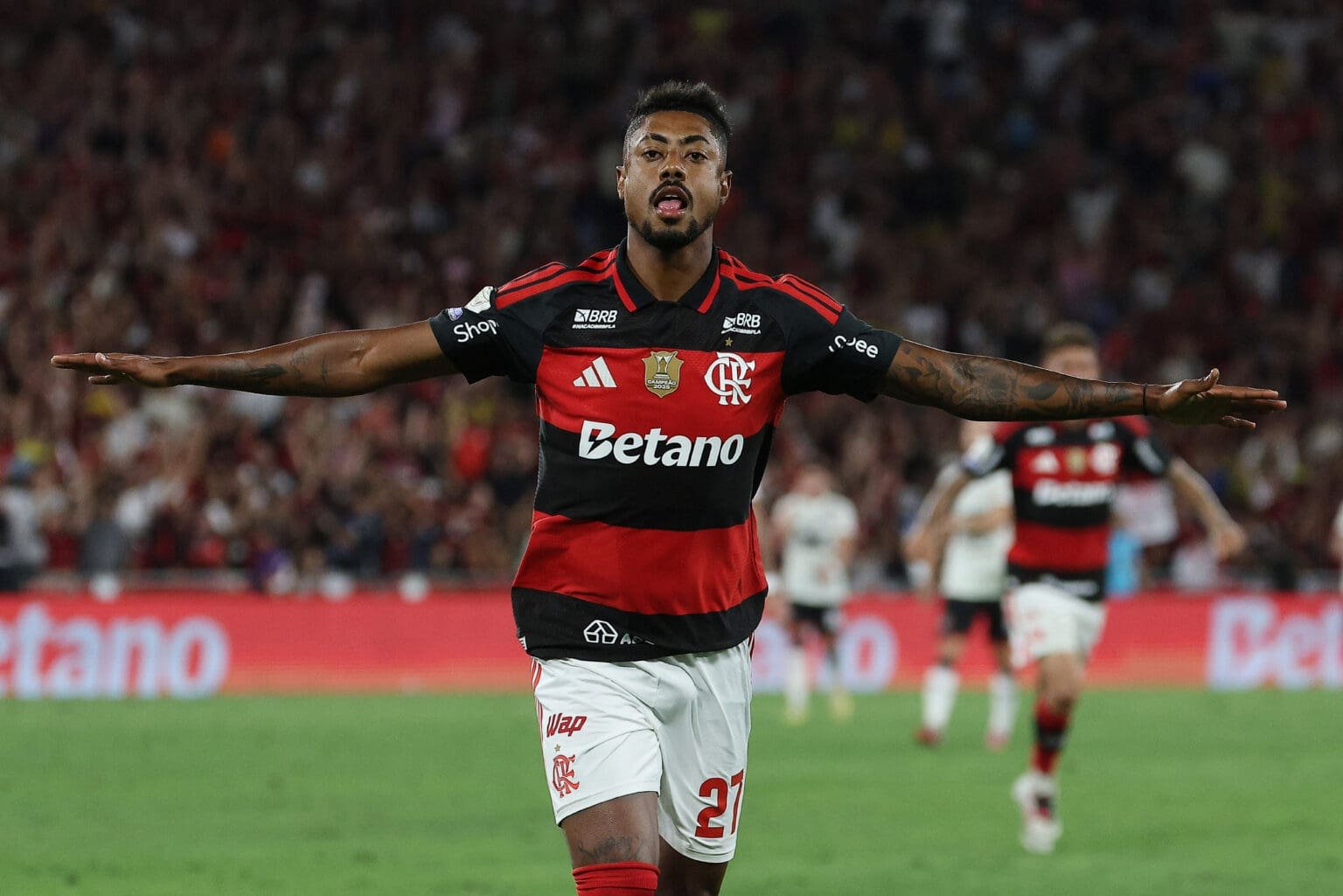 Flamengo e Palmeiras embolados: veja probabilidades de título no Brasileirão Bruno Henrique comemora gol pelo Flamengo no Brasileirão, contra o Vitória