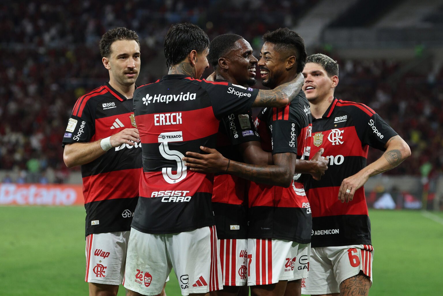 Time do Flamengo comemora gol contra o Vitória