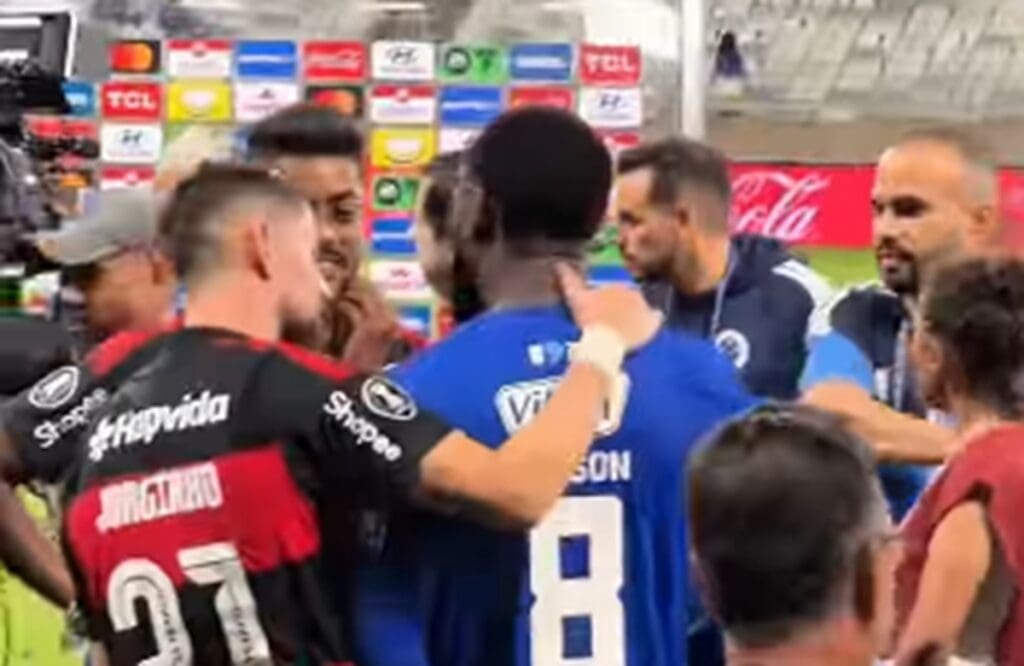 Vídeo flagra Gerson com jogadores do Flamengo no Mineirão; assista gerson cruzeiro flamengo mineirão