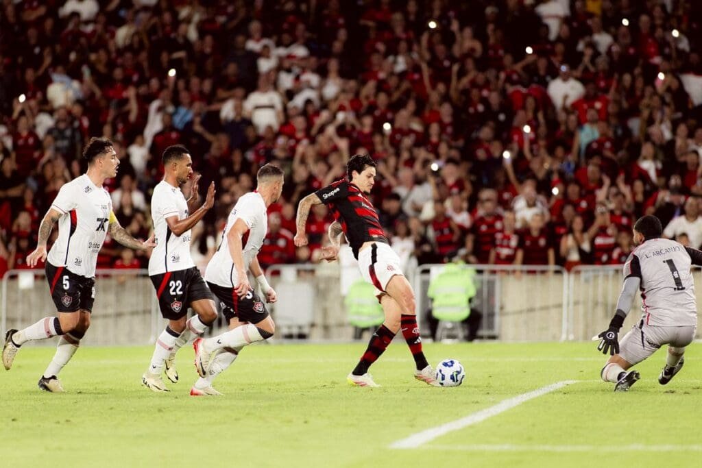 Recorde à vista: Flamengo pode atingir maior invencibilidade contra o Vitória no Brasileirão Pedro prepara cavadinha antes de golaço contra em Flamengo 8x0 Vitória, no Maracanã, pelo Brasileirão 2025