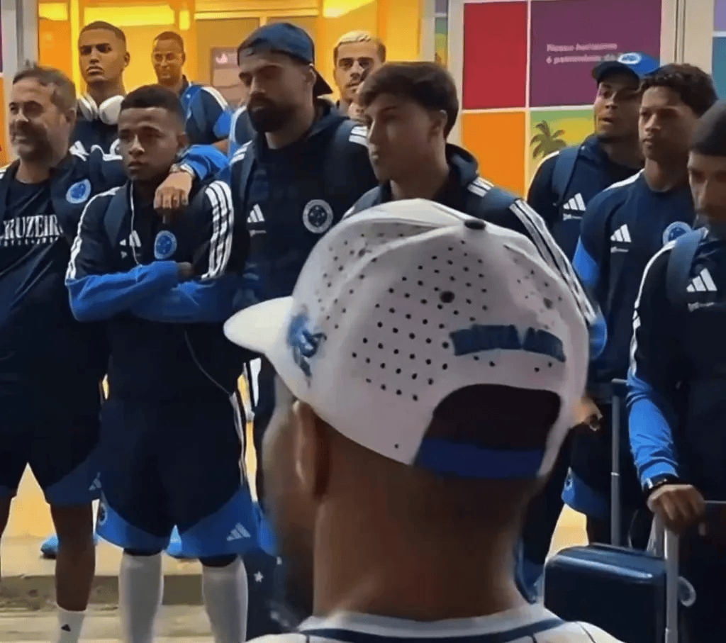 Torcedores do Cruzeiro cobram elenco: ‘Vamos eliminar o Jardim’ Elenco do Cruzeiro ouve torcedores no embarque ao Rio