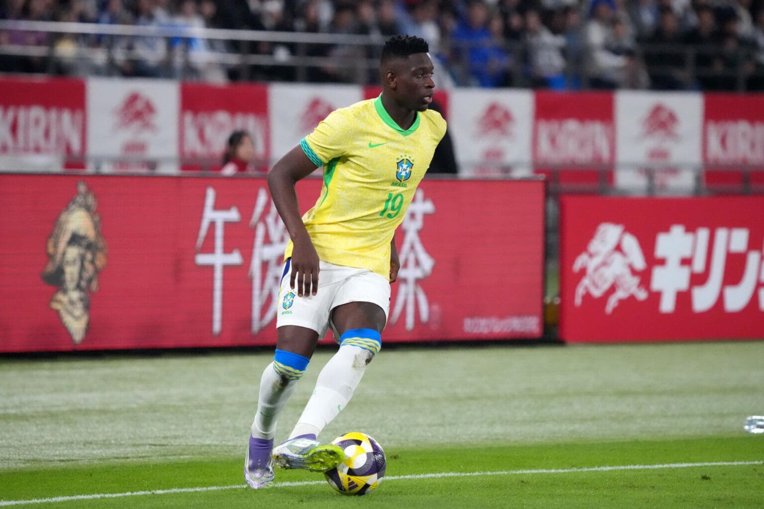 Luiz Henrique carrega bola em jogo da Seleção Brasileira