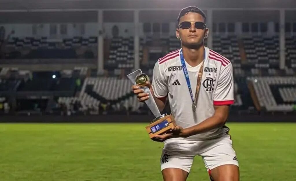 Flamengo deve negociar volante com clube de Portugal; veja detalhes kaio nobrega flamengo