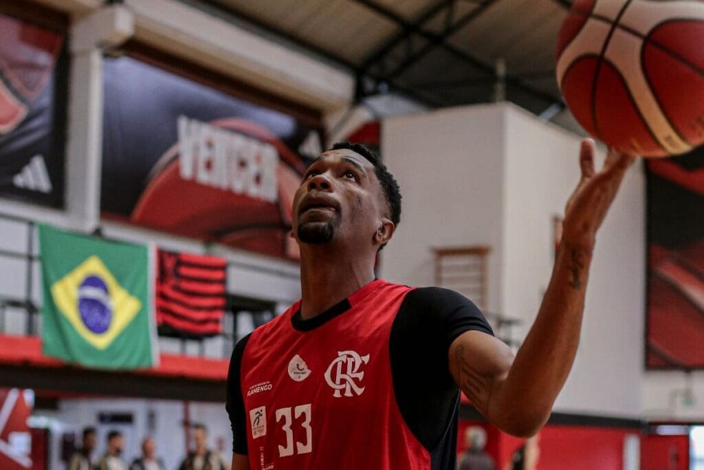 Ex-NBA, Luis Montero tem sua primeira semana de treinos no FlaBasquete Luís Montero, usando o uniforme de treino em seu primeiro dia no FlaBasquete