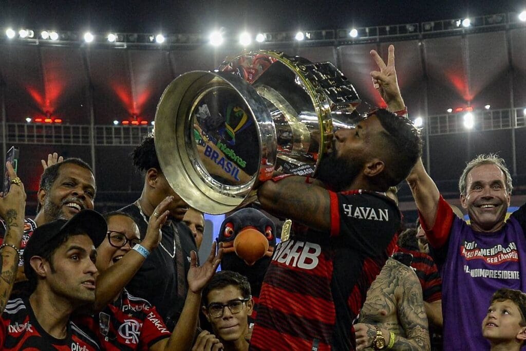 Rodinei beija troféu da Copa do Brasil no Maracanã após participar da conquista do título em 2022