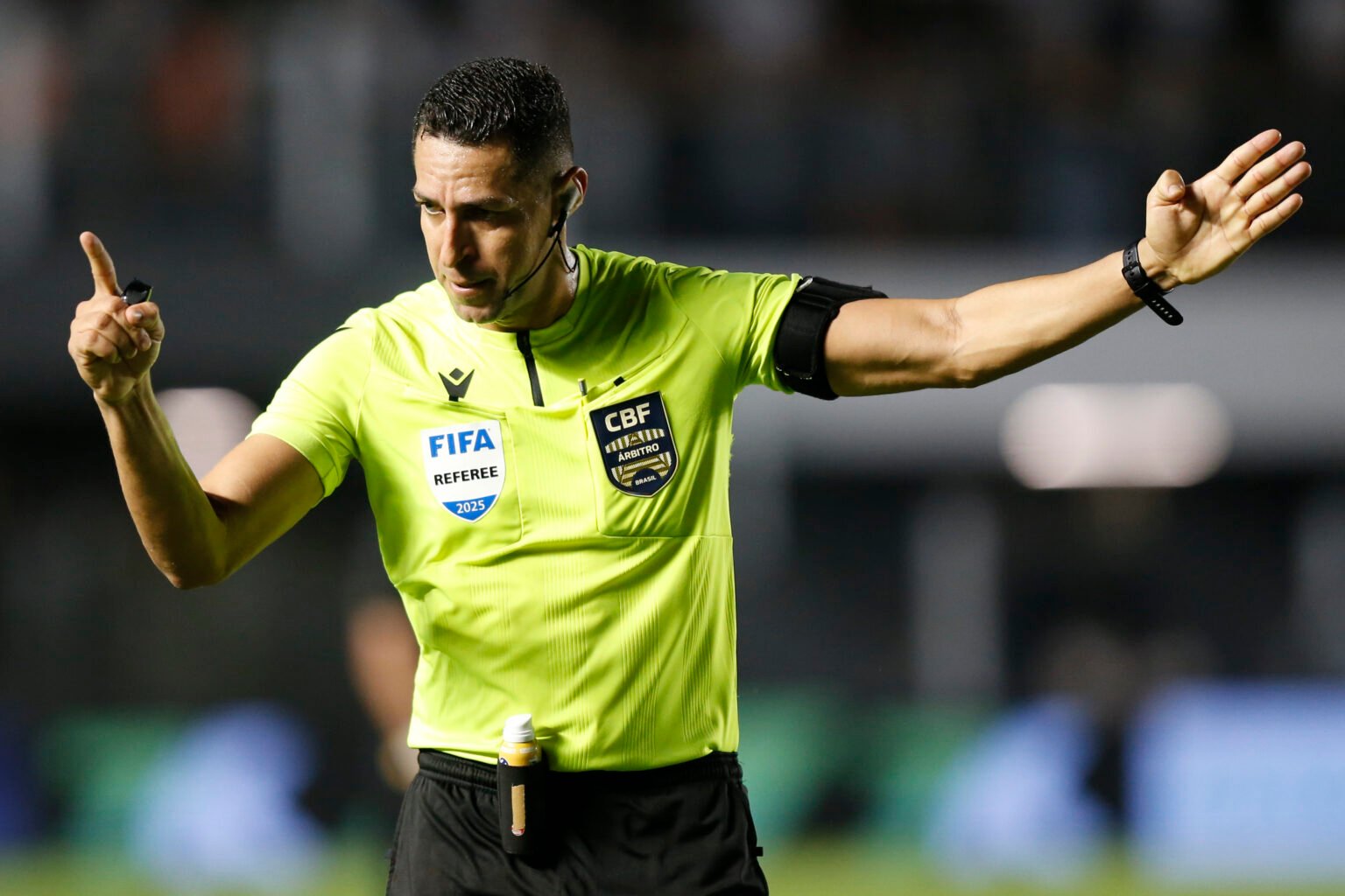 Rodrigo José Pereira de Lima apitando jogo do Brasileirão