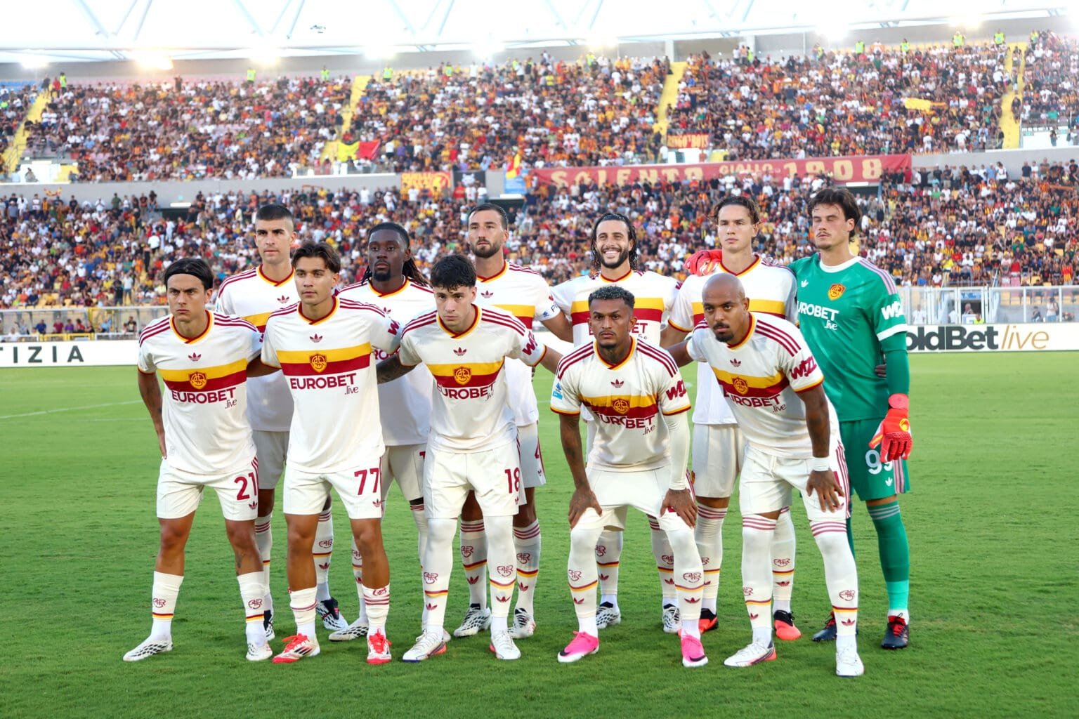 Wesley dá assistência em goleada da Roma na Série A Wesley perfilado com o time da Roma antes de jogo da Série A