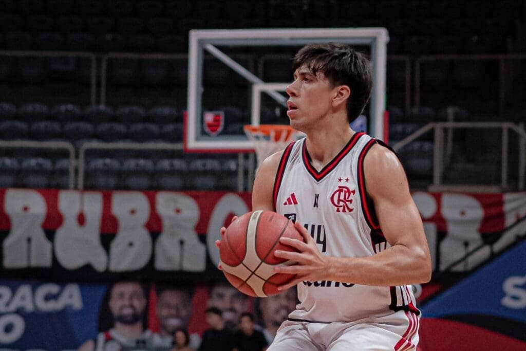 Alex Negrete em quadra pelo FlaBasquete