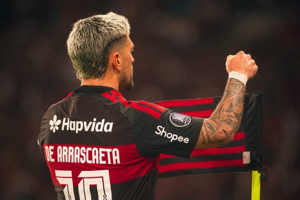 Arrascaeta segura bandeirola do Flamengo no Maracanã após gol decisivo contra o Del Valle pela Libertadores 2026
