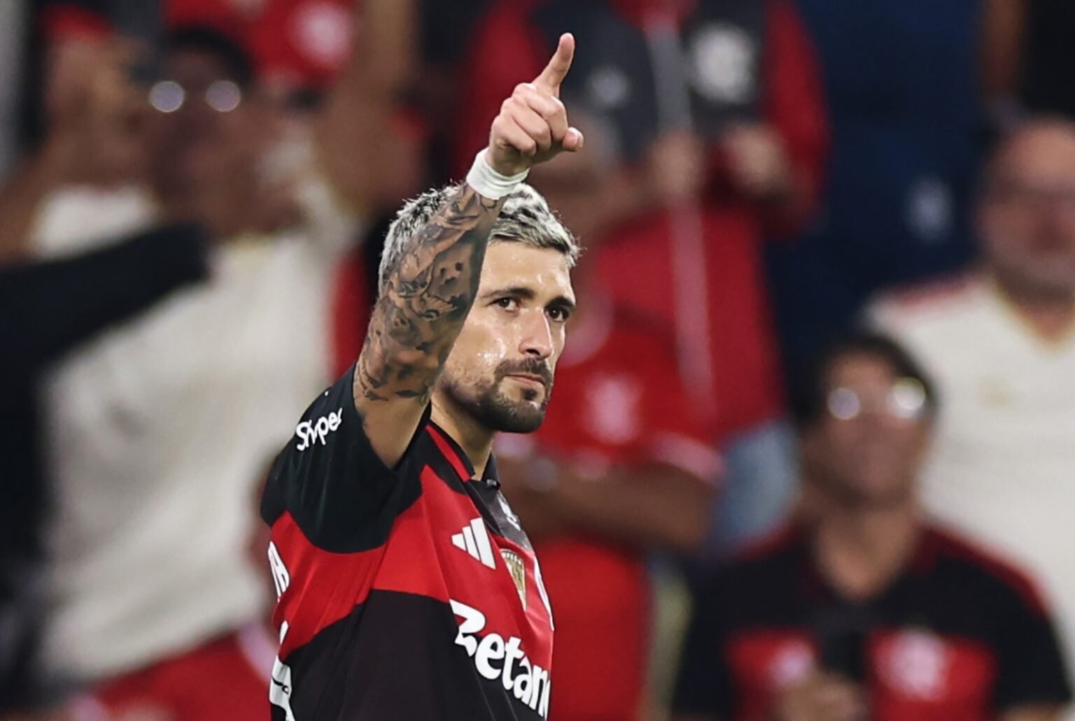 Arrascaeta comemora gol em Flamengo x Del Valle
