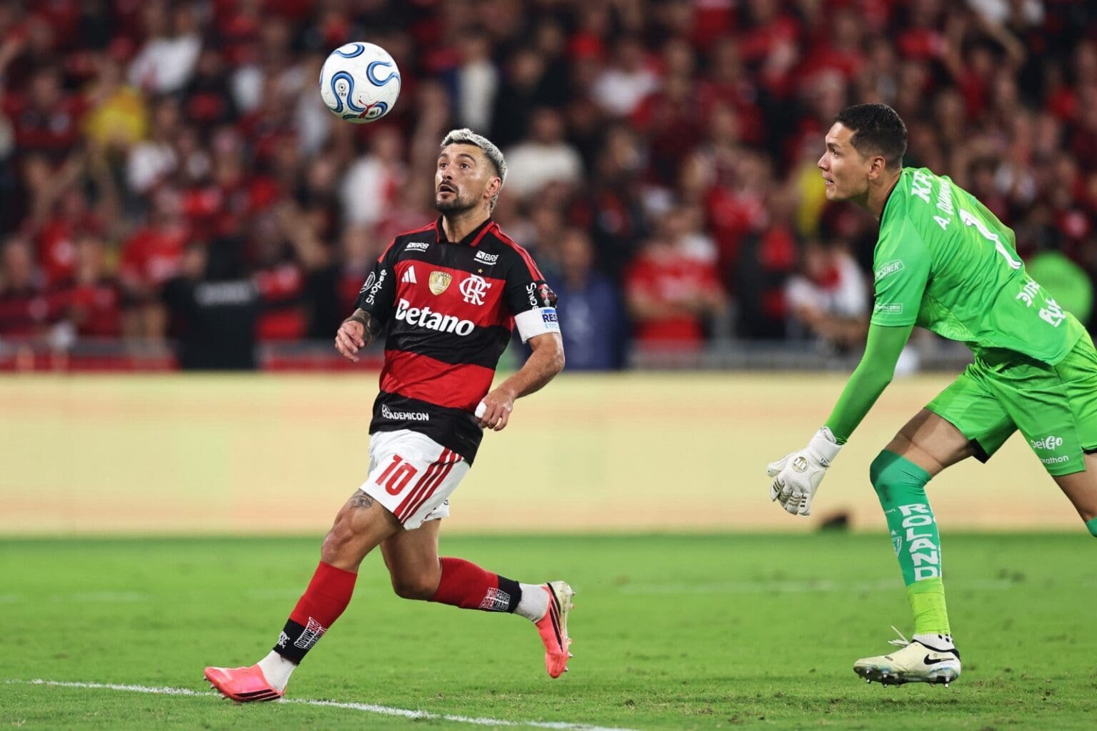 Arrascaeta de frente para a bola e o gol em Flamengo x Del Valle