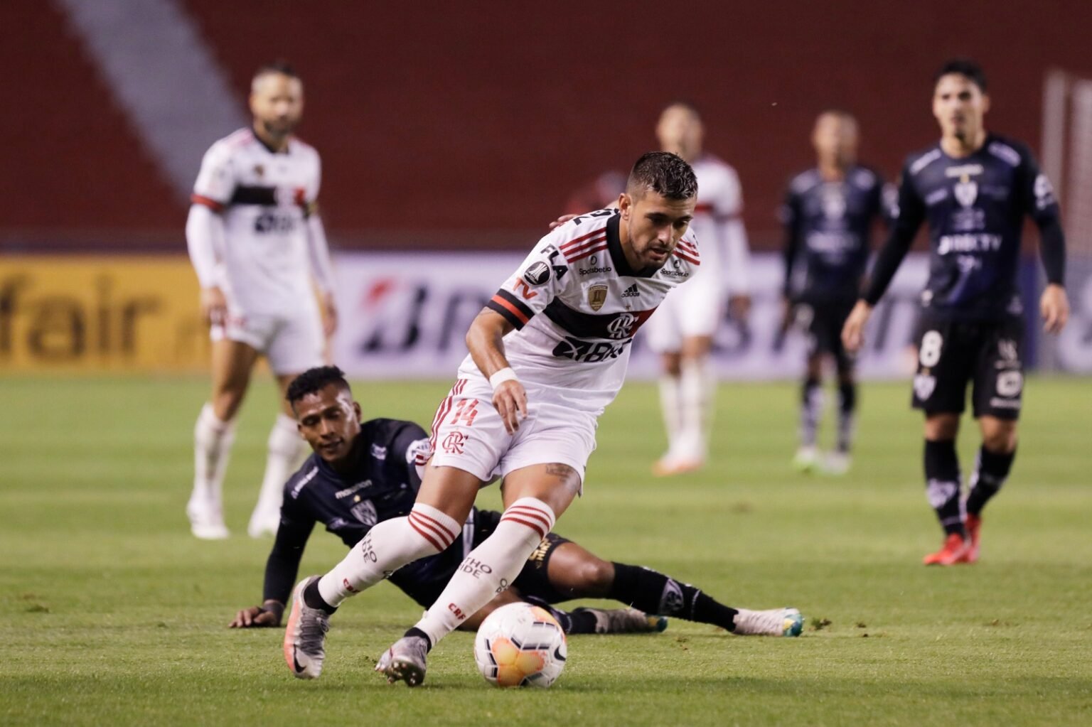 Flamengo reencontra Del Valle com vantagem no retrospecto e título no histórico Arrascaeta deixa marcador no chão durante Independiente del Valle x Flamengo