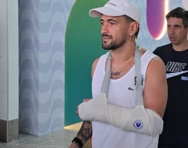 Arrascaeta chega ao Rio para cirurgia e tranquiliza torcida do Flamengo Arrascaeta desembarca no Rio de Janeiro de tipoia após fratura no punho