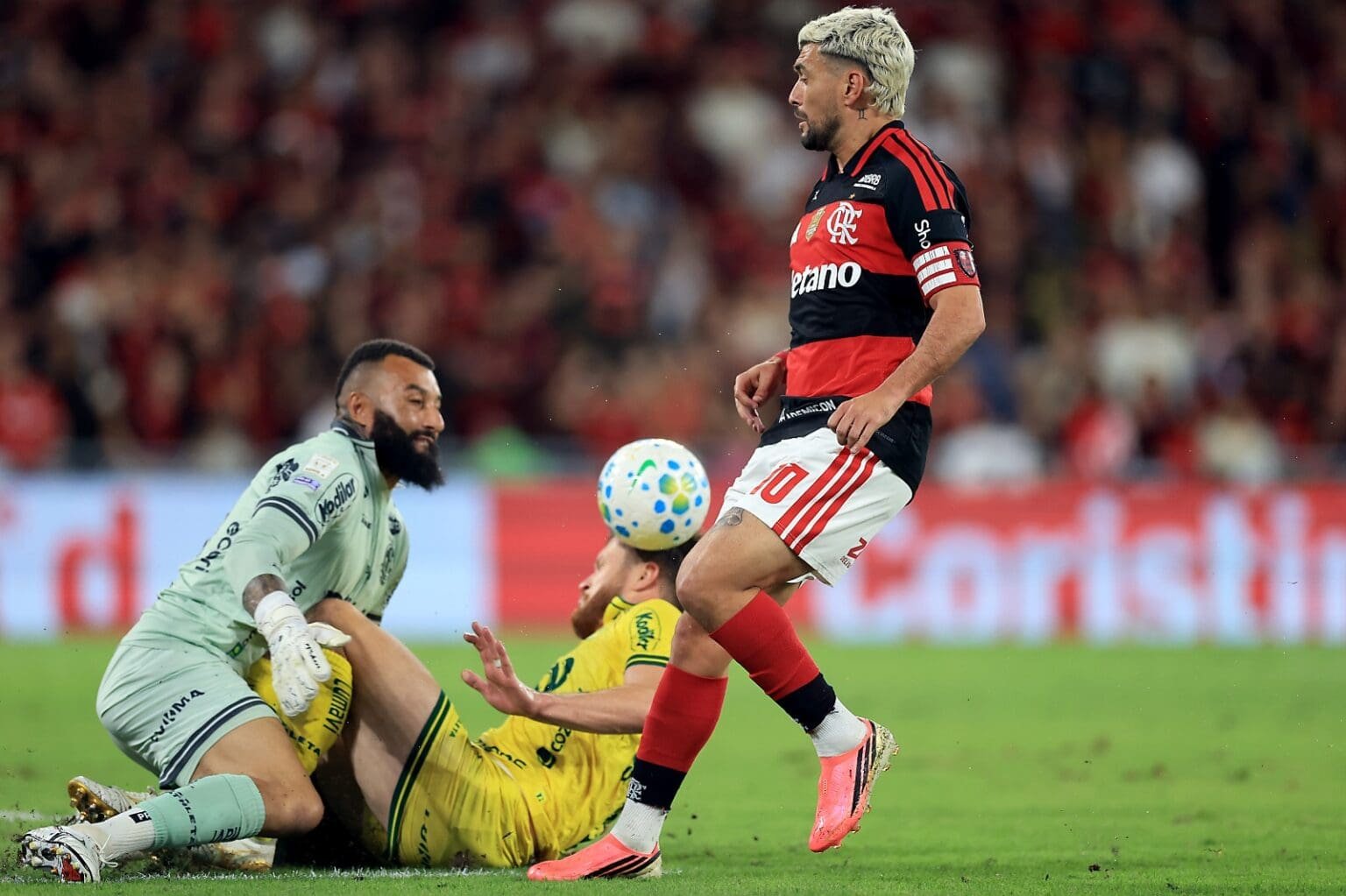 Arrascaeta finaliza contra Alex Muralha durante Flamengo x Mirassol