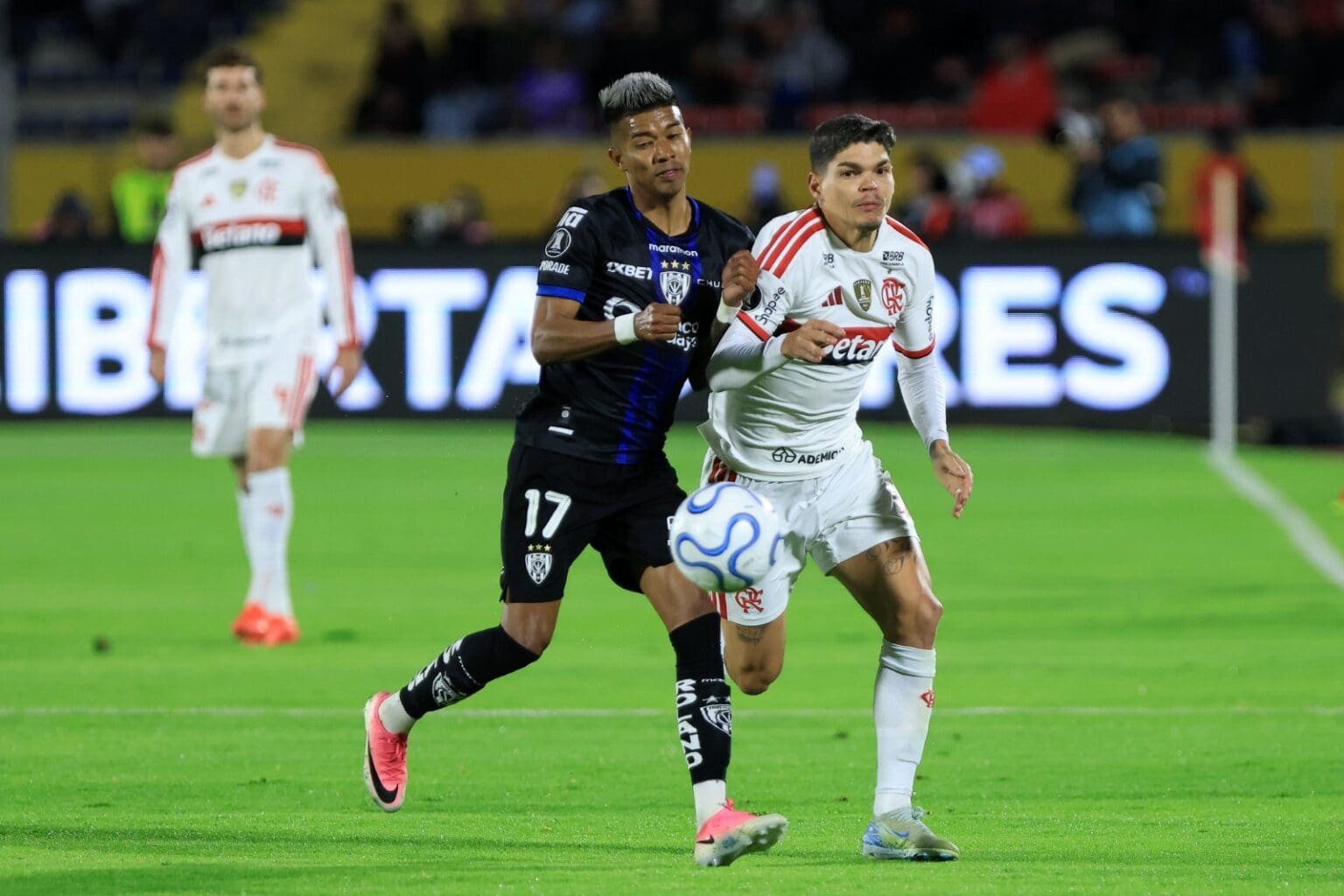 Flamengo põe tabu de 18 anos à prova contra Del Valle na Libertadores Ayrton Lucas disputa bola com marcador durante Del Valle x Flamengo