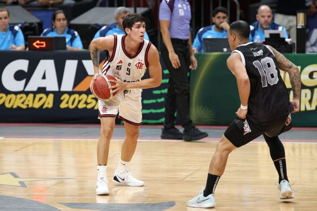 Franco Baralle em quadra pelo FlaBasquete contra o Botafogo