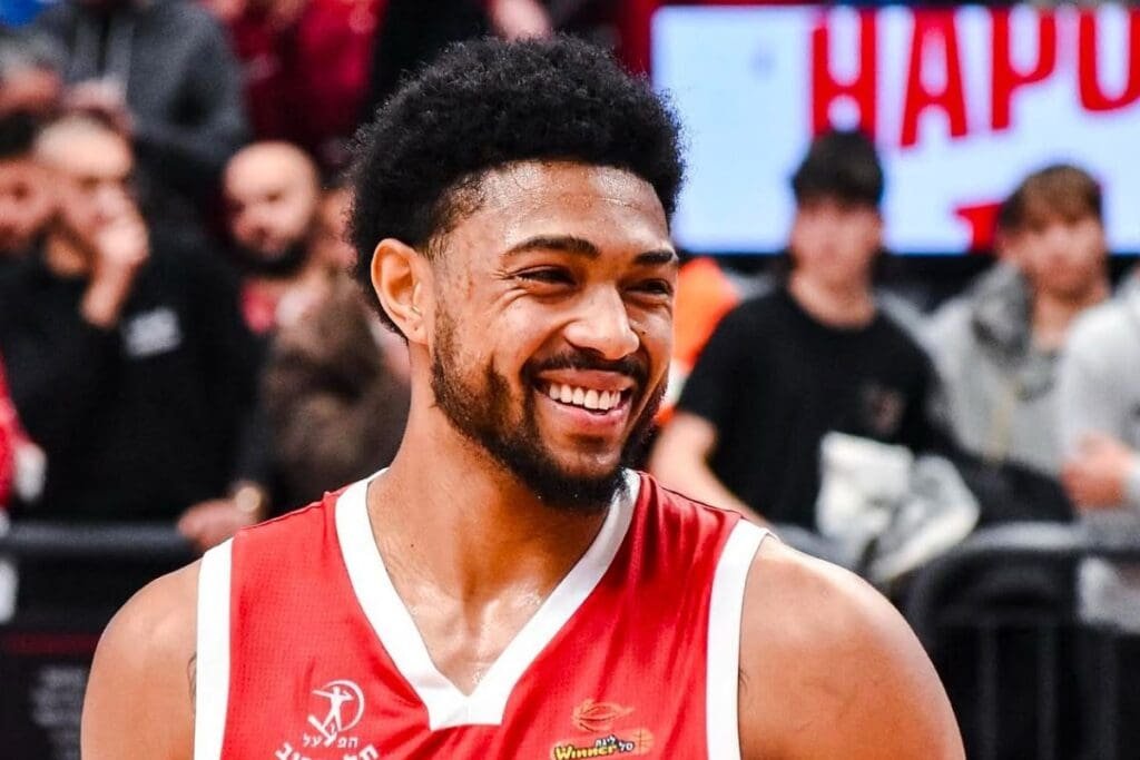 Bruno Caboclo, alvo do Flamengo, no Hapoel Tel Aviv
