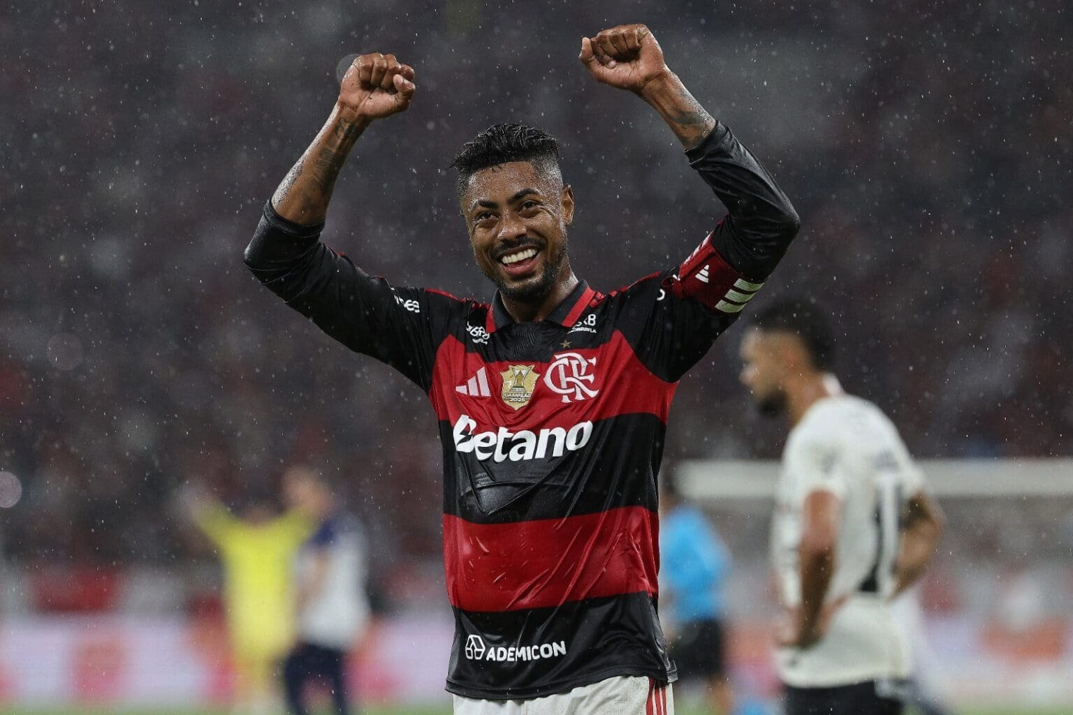 Bruno Henrique comemora gol em Flamengo x Corinthians com os dois braços para o alto