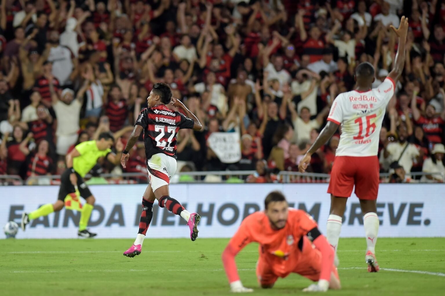 Notícias do Flamengo hoje: Bragantino, Saúl e Brasileirão Feminino Bruno Henrique comemora gol, enquanto goleiro Cleiton se levanta e zagueiro pede impedimento em Flamengo x Red Bull Bragantino