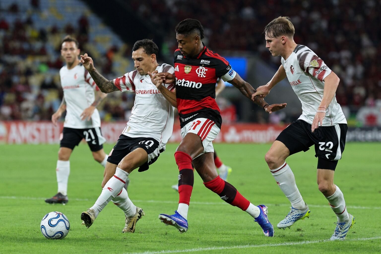 Bruno Henrique conduz a bola durante Flamengo x Estudiantes