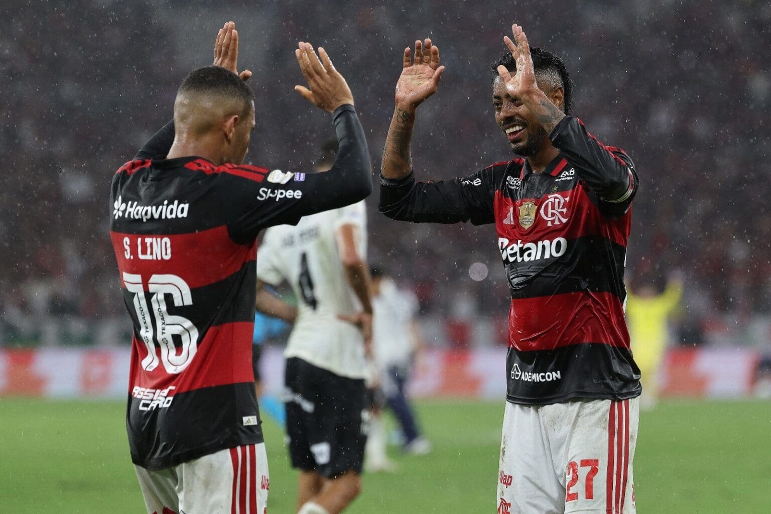 Bruno Henrique e Samuel Lino tocam as mãos em comemoração de Flamengo x Corinthians