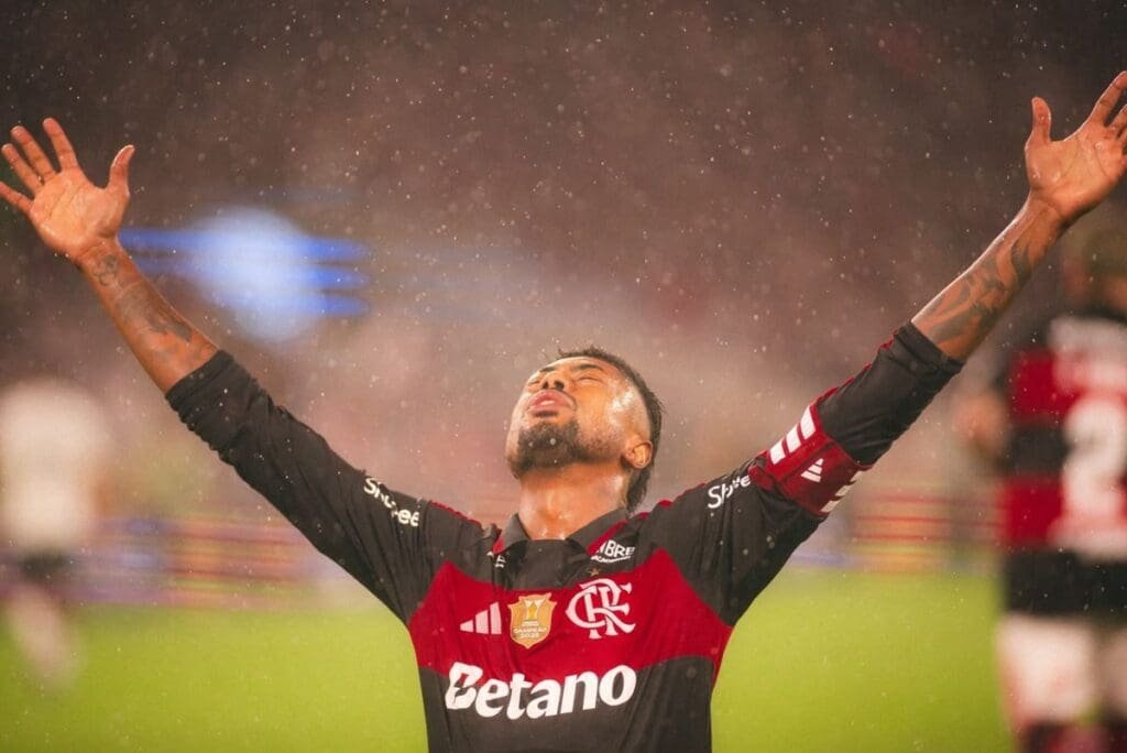 Bruno Henrique louca ao céu após gol da vitória do Flamengo contra o Corinthians, no Maracanã, pelo Brasileirão 2026