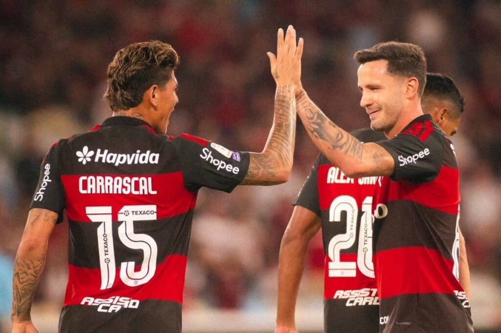 Não precisa seguir o líder não, fiquem de boa e deixem a gente abrir vantagem Carrascal e Saúl se cumprimentam após vitória do Flamengo sobre o Bragantino no Maracanã