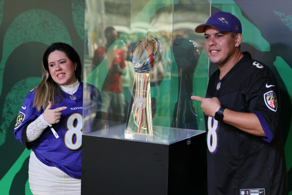 Casal-de-torcedores-tira-foto-com-o-trofeu-da-NFL-no-entorno-do-Maracana