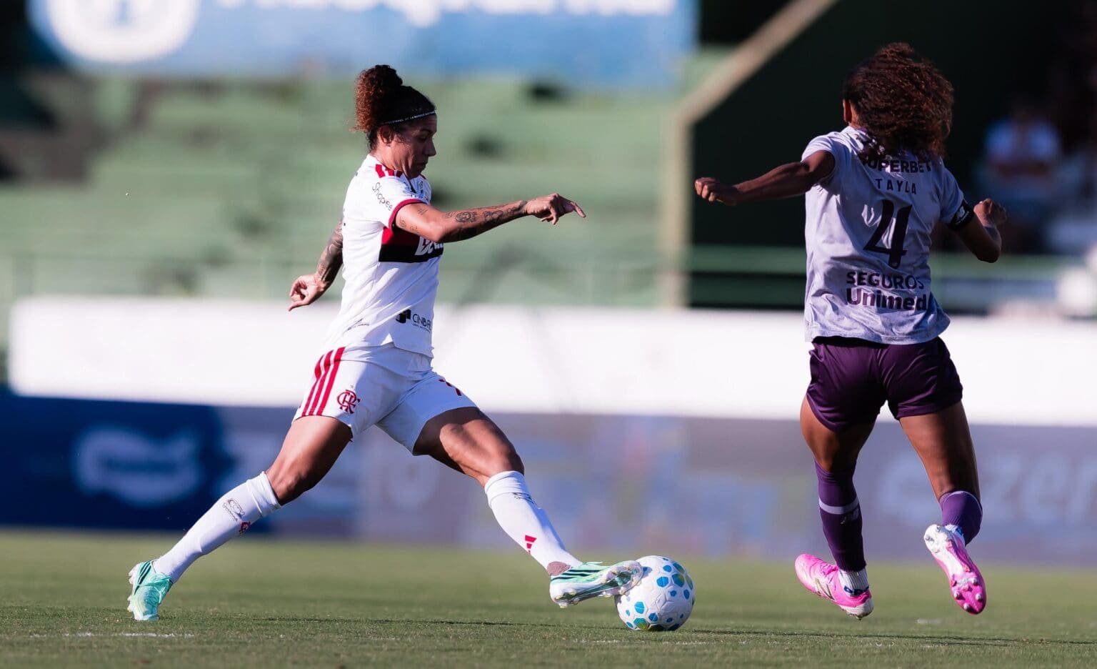 Cristiane disputa a bola durante São Paulo x Flamengo pelo Brasileirão Feminino