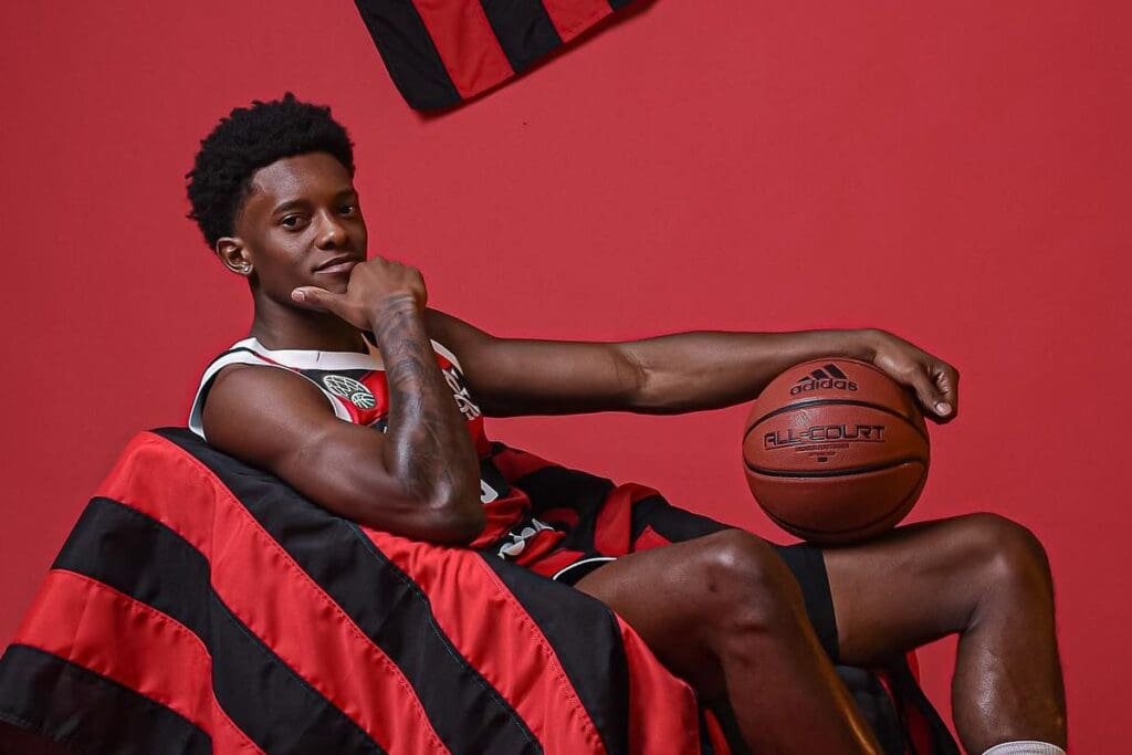 Daniel Onwenu, do FlaBasquete, em foto com bandeira do Flamengo