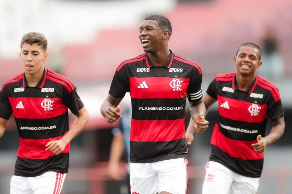 Daniel Thuram sorri e comemora gol pelo Flamengo no Brasileirão Sub-17