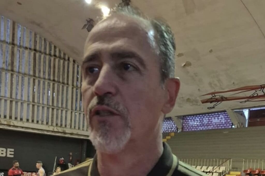 Demétrius Ferrachiu projeta duelo do FlaBasquete contra o Botafogo Demétrius Ferrachiu, treinador do FlaBasquete, concede entrevista ao Jornal do Fla